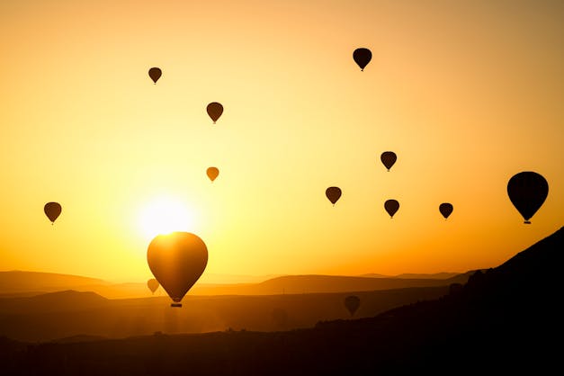 hot air blloons in dubai sky