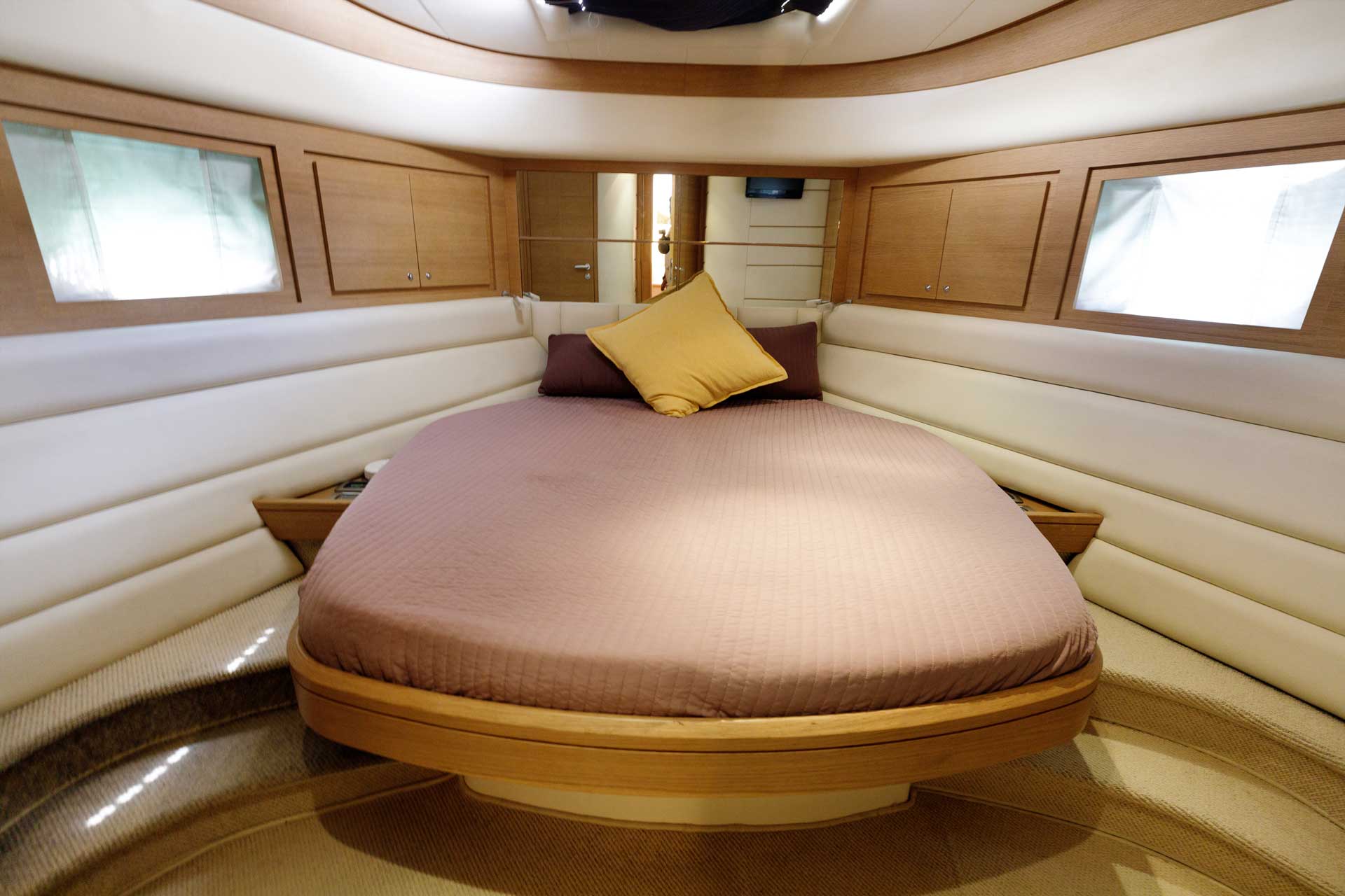 Abacus 62 Feet Yacht bedroom